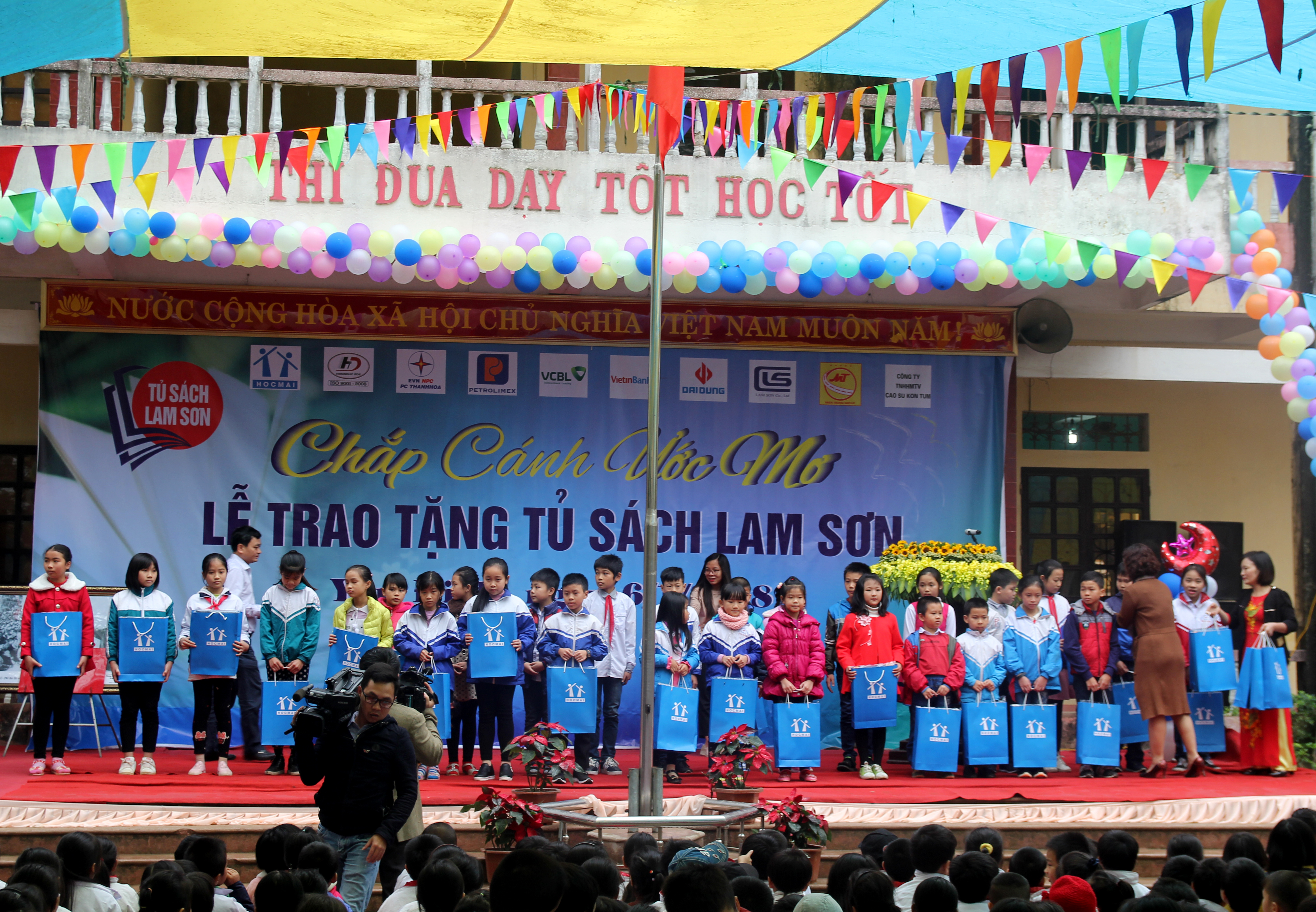 Đồng hành cùng Tủ sách Lam Sơn trao tặng 418 tủ sách cho huyện Yên Định 